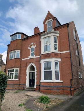 G-Floor Flat with 2 beds, 2 bathrooms, sleeps 4-6